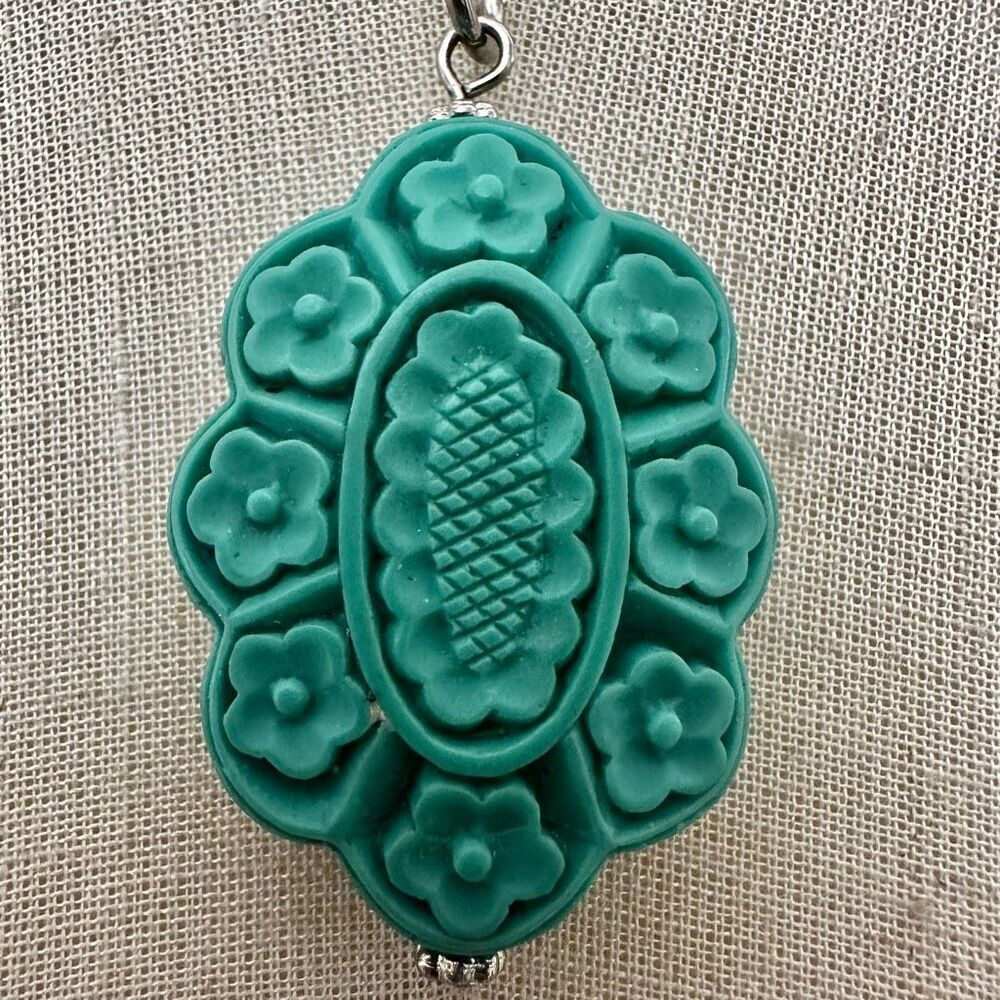 Green floral pendant necklace